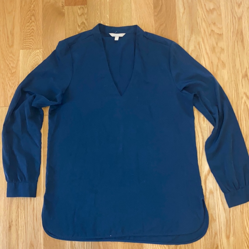 Banana Republic Teal tunic blouse. V neck and buttons at wrist. Size Medium.